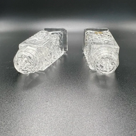 Vintage cut glass salt and pepper shaker set - Picture 6 of 7